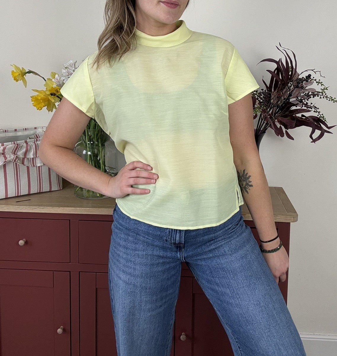 Vintage 1950s Size S 6-10 Pastel Yellow Short Sleeve Blouse Top