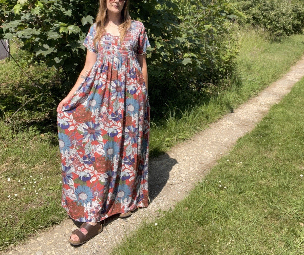 Vintage Size M 10-12 Red Floral Smocked Short Sleeve Midi Dress
