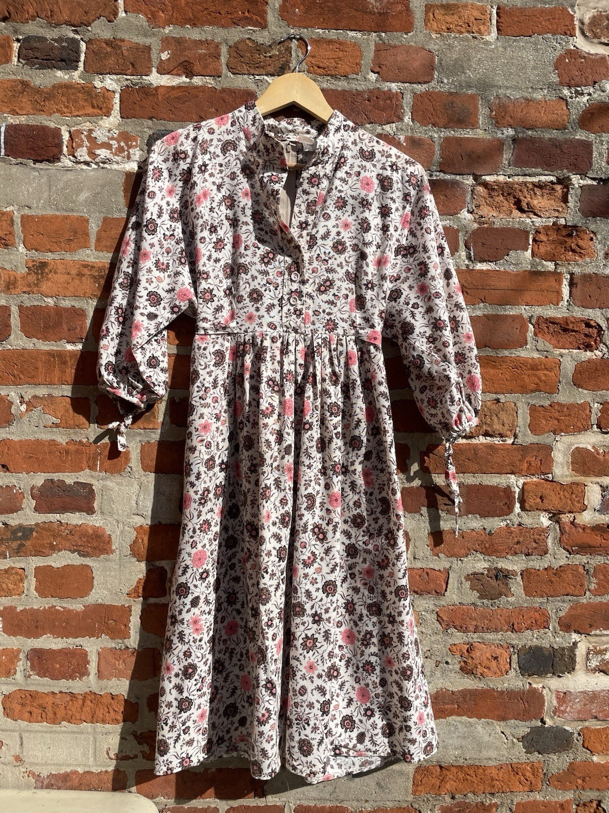 Vintage 70s Size S 6-10 Bohemian Floral Tie Waist Midi Dress Continental