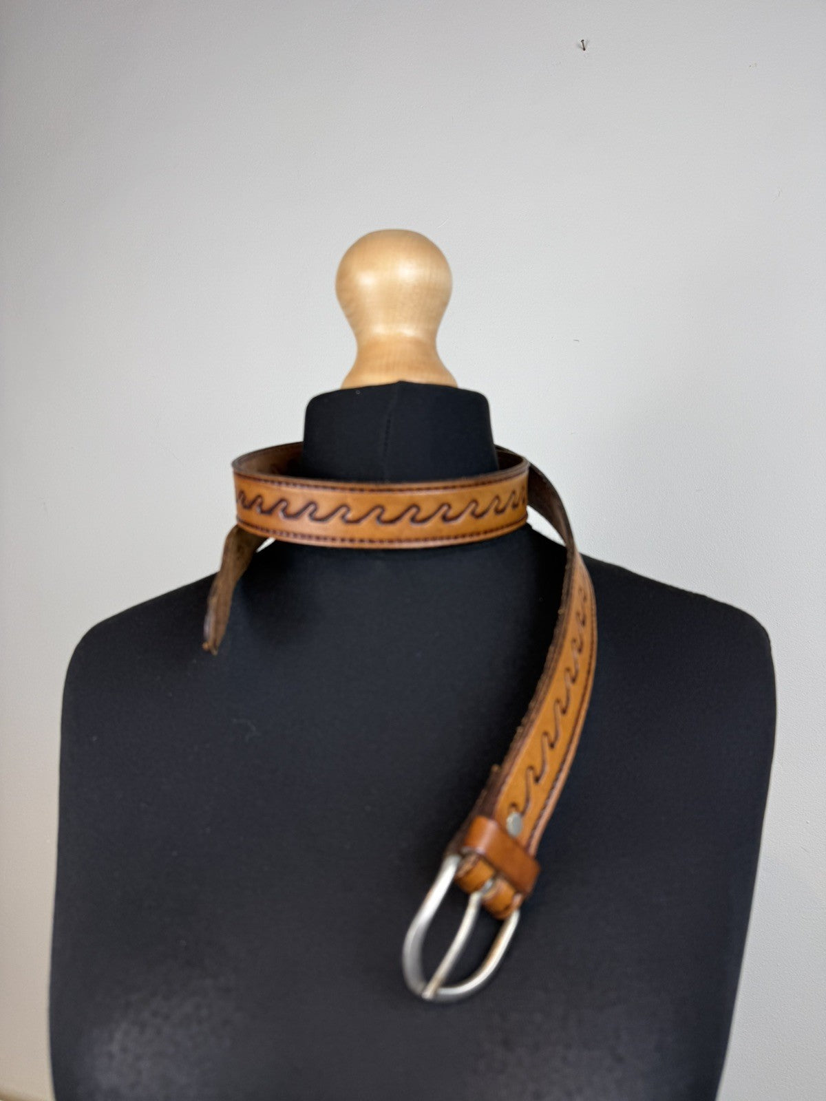 Vintage Size M 10-14 W31-36” Brown Genuine Leather Patterned Waist Belt