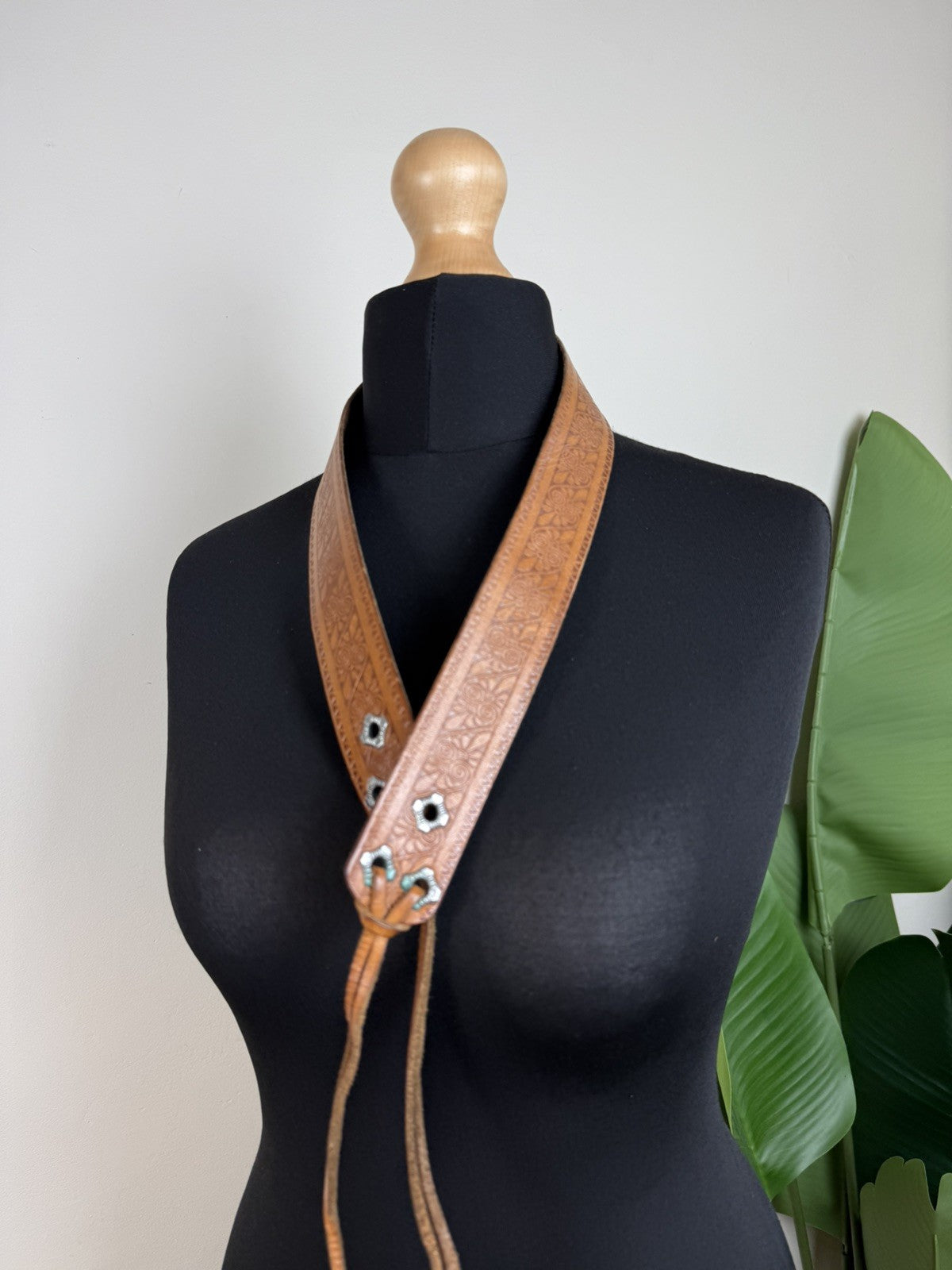 Vintage One Size 8-16 W28-34” Brown Genuine Leather Boho Tie Waist Belt