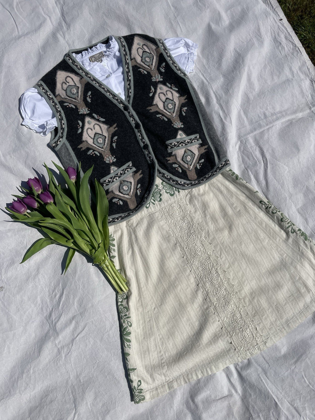Vintage Size M 8-12 Grey Boho Folk Embroidered Knit Vest Waistcoat