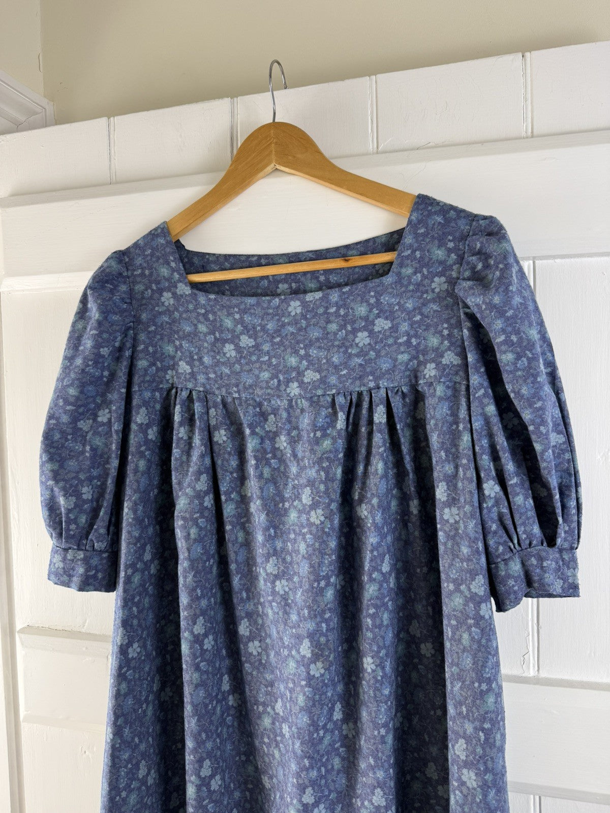 Vintage 1970s Size M 10-12 Blue Ditsy Floral Smock Dress