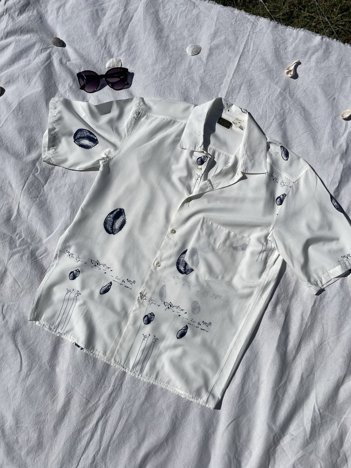BNWT Vintage Size L 12-16 White Navy Sea Shell Patterned Short Sleeve Shirt