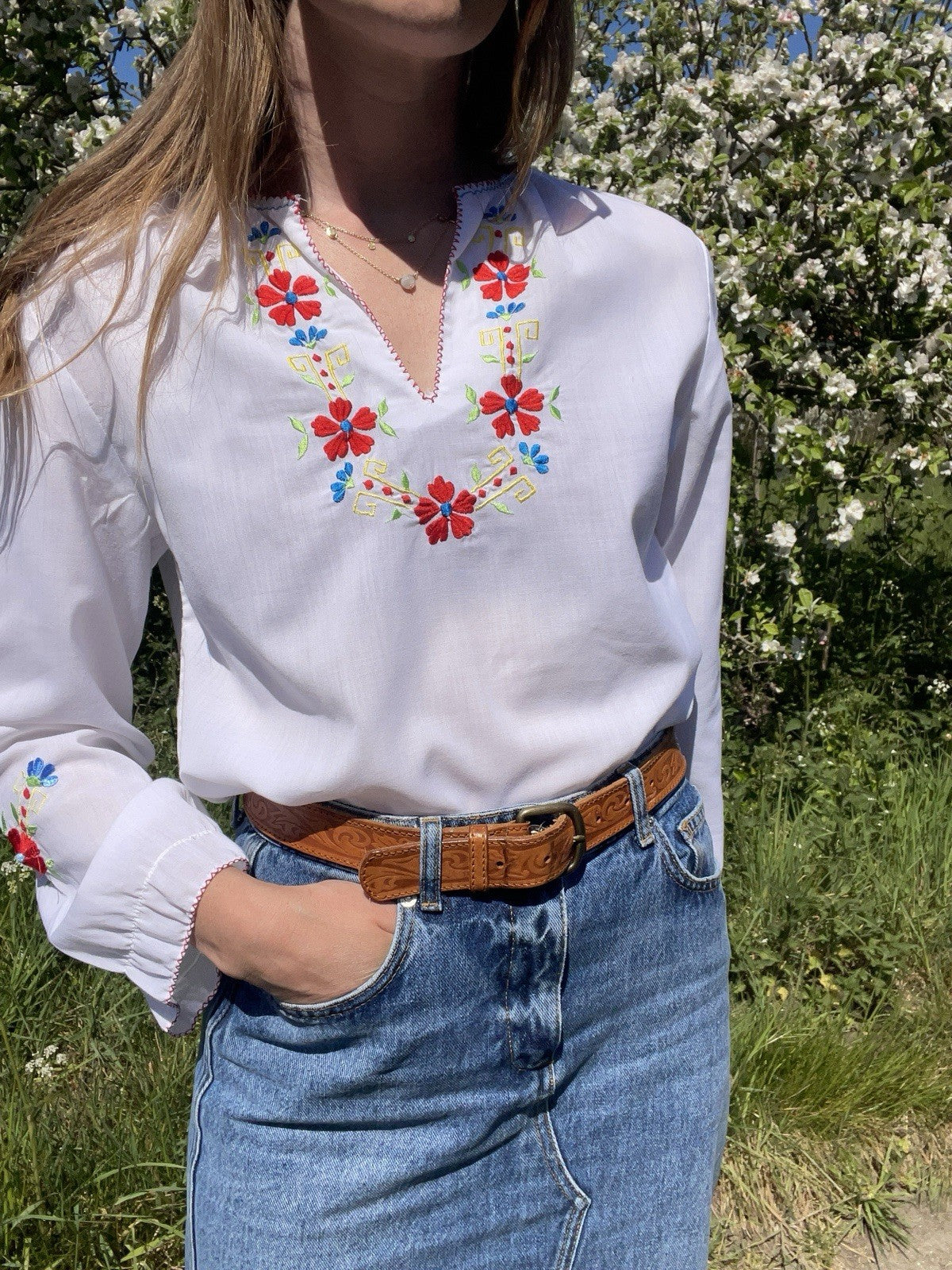 Vintage 70s Size M 8-12 White Flower Embroidered Peasant Folk Blouse