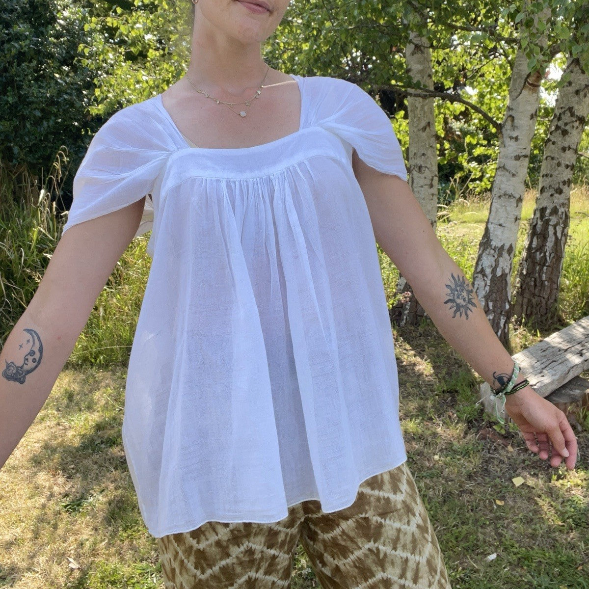 Size M 10-12 White Floaty Capped Sleeve Blouse Joseph