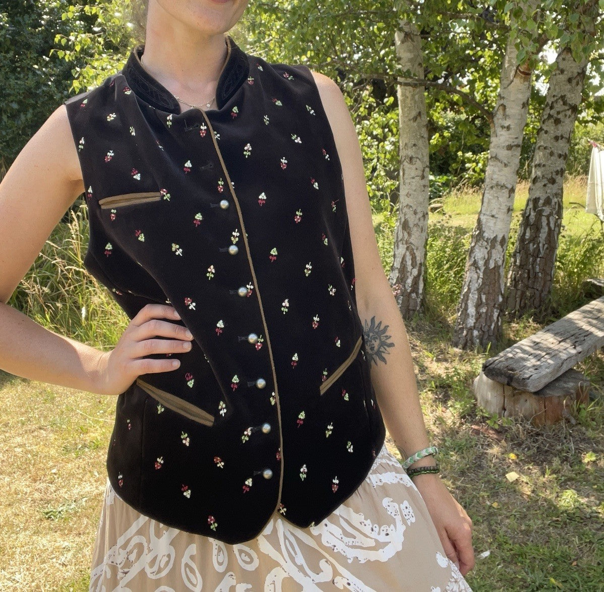 Vintage Size M 10-12 Black Flower Embroidered Velvet Waistcoat Stockerpoint