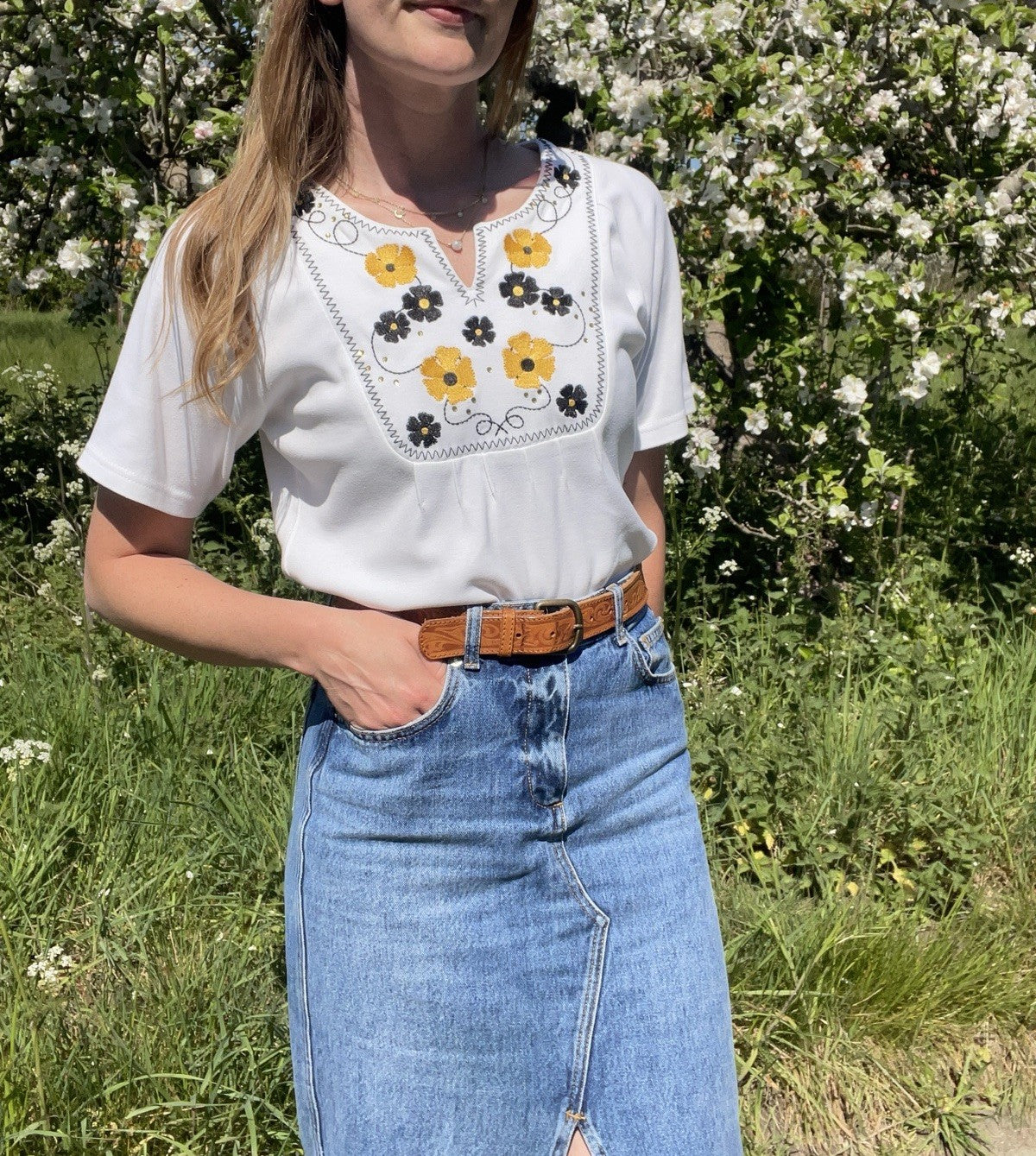 Vintage Size S 6-10 White Yellow Embroidered Peasant Folk T-Shirt Roman
