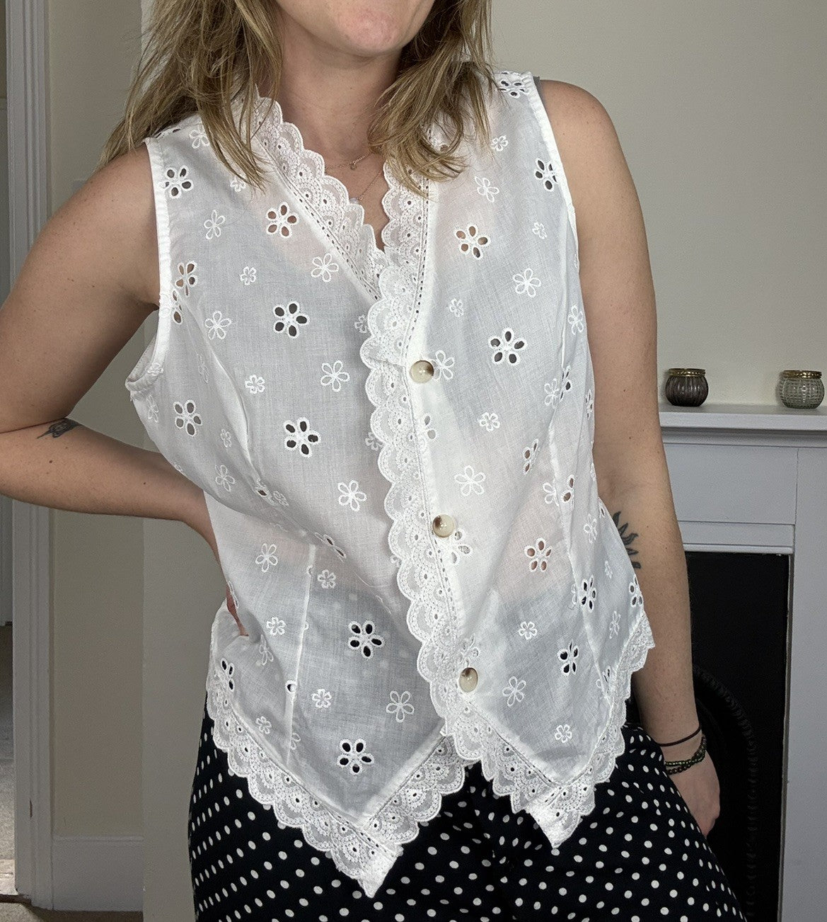 Size XL 14-16 White Broderie Scalloped Sleeveless Blouse