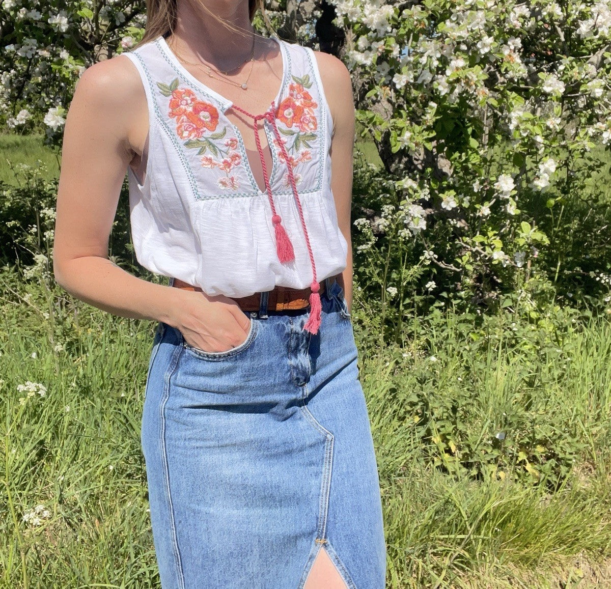 Size S 8-12 White Embroidered Flower Folk Vest Summer Top Benetton