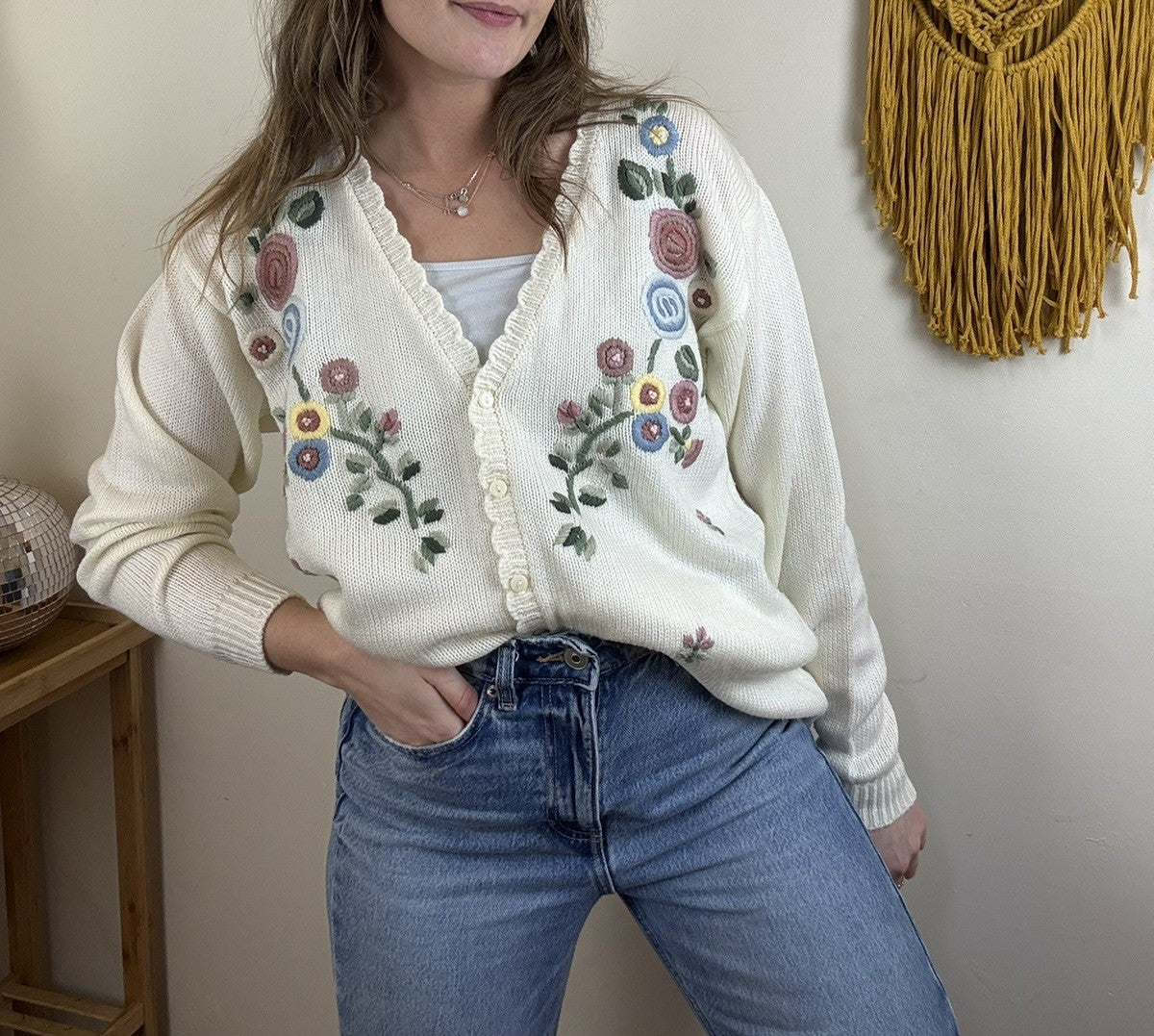 Vintage Size XL 12-16 White Flower Embroidered Scalloped Knit Cardigan
