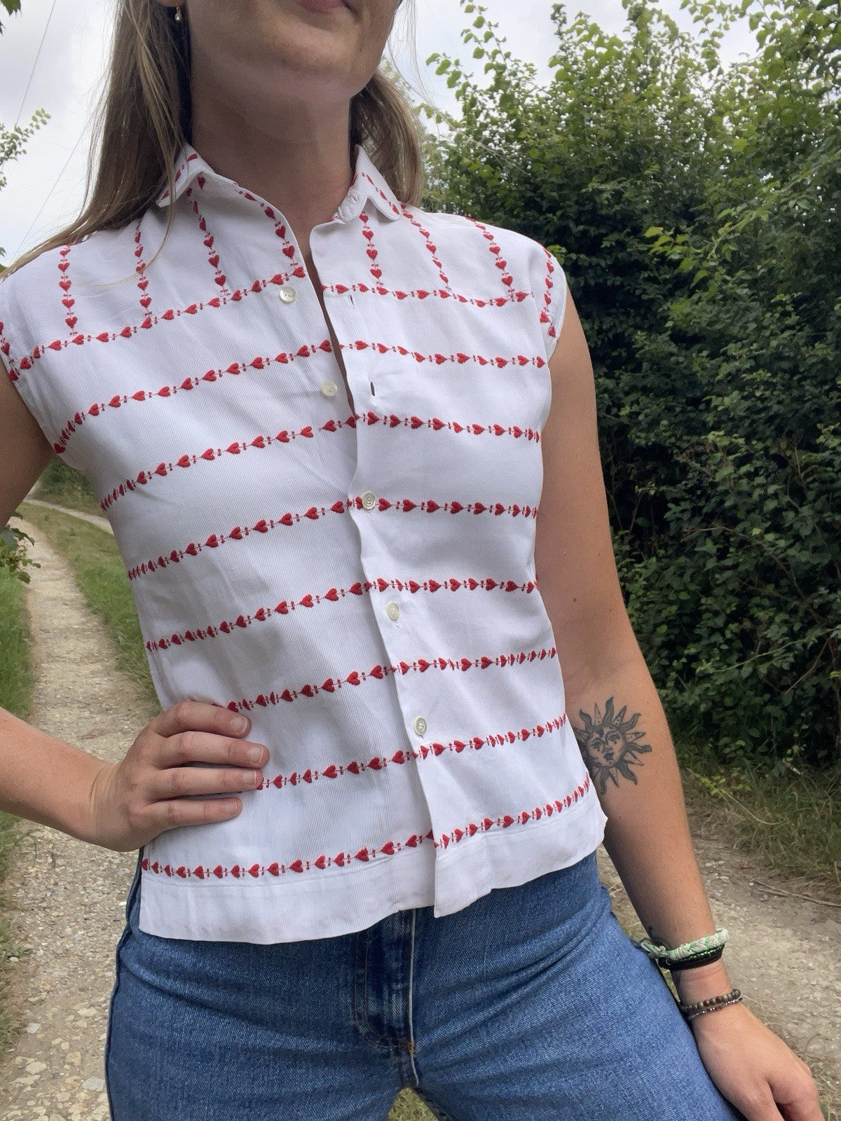 Vintage Size XS 6-8 White Red Heart Embroidered Sleeveless Shirt Top