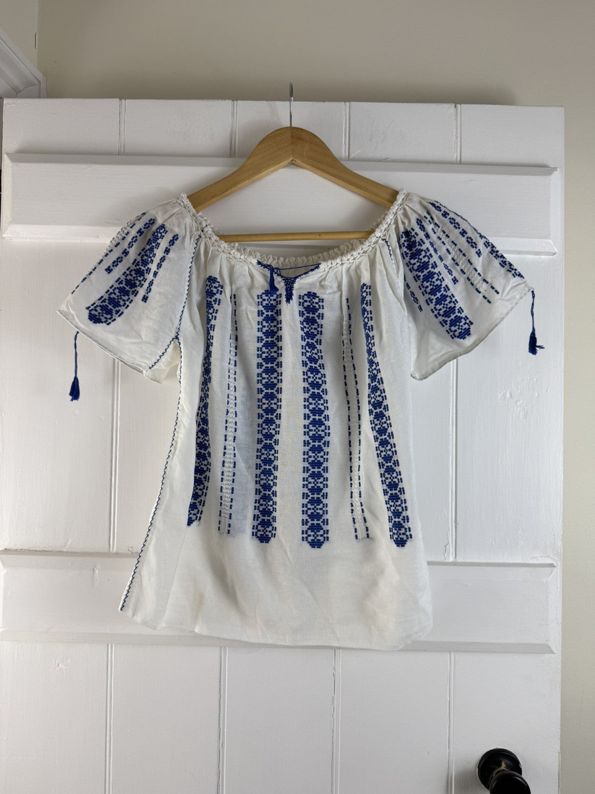 Vintage 70s Size S 6-10 White & Blue Embroidered Peasant Top Blouse