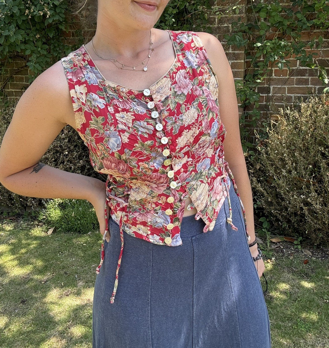 Vintage 70s S 6-10 Red Floral Romantic Buttoned Summer Top with Corset Ties