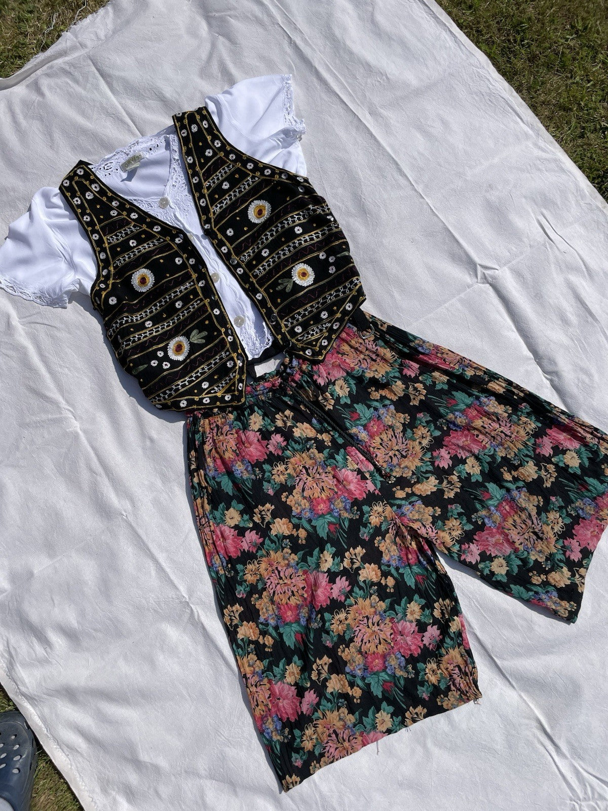 Vintage Size M 8-12 Black Daisy Flower Embroidered Boho Waistcoat Igor