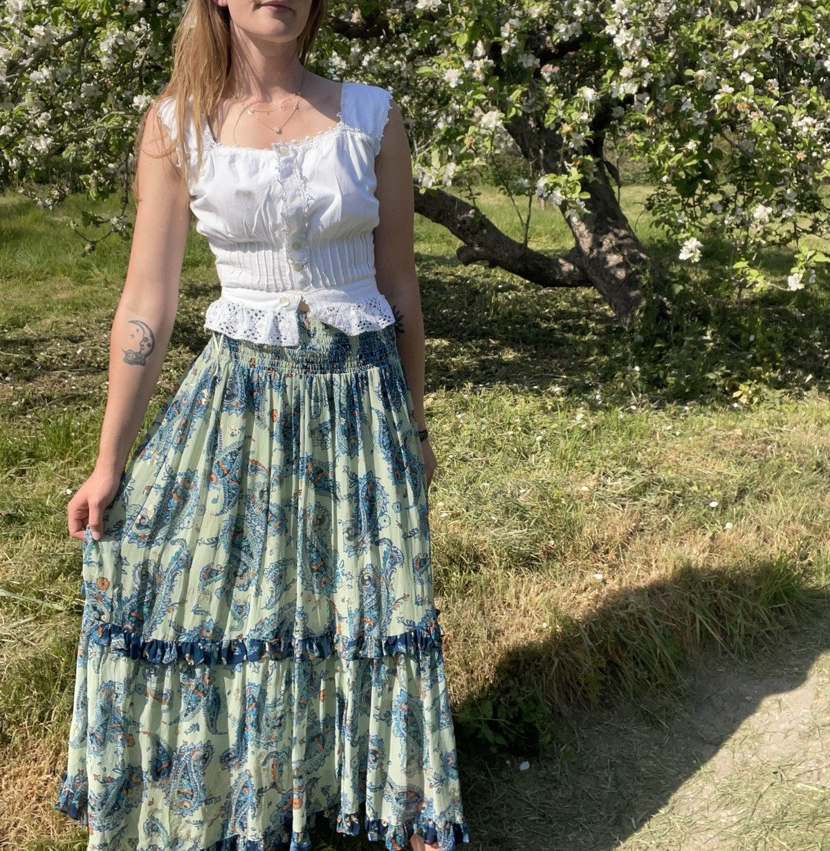 Vintage Size 6 White Embroidered Sleeveless Peasant Folk Blouse