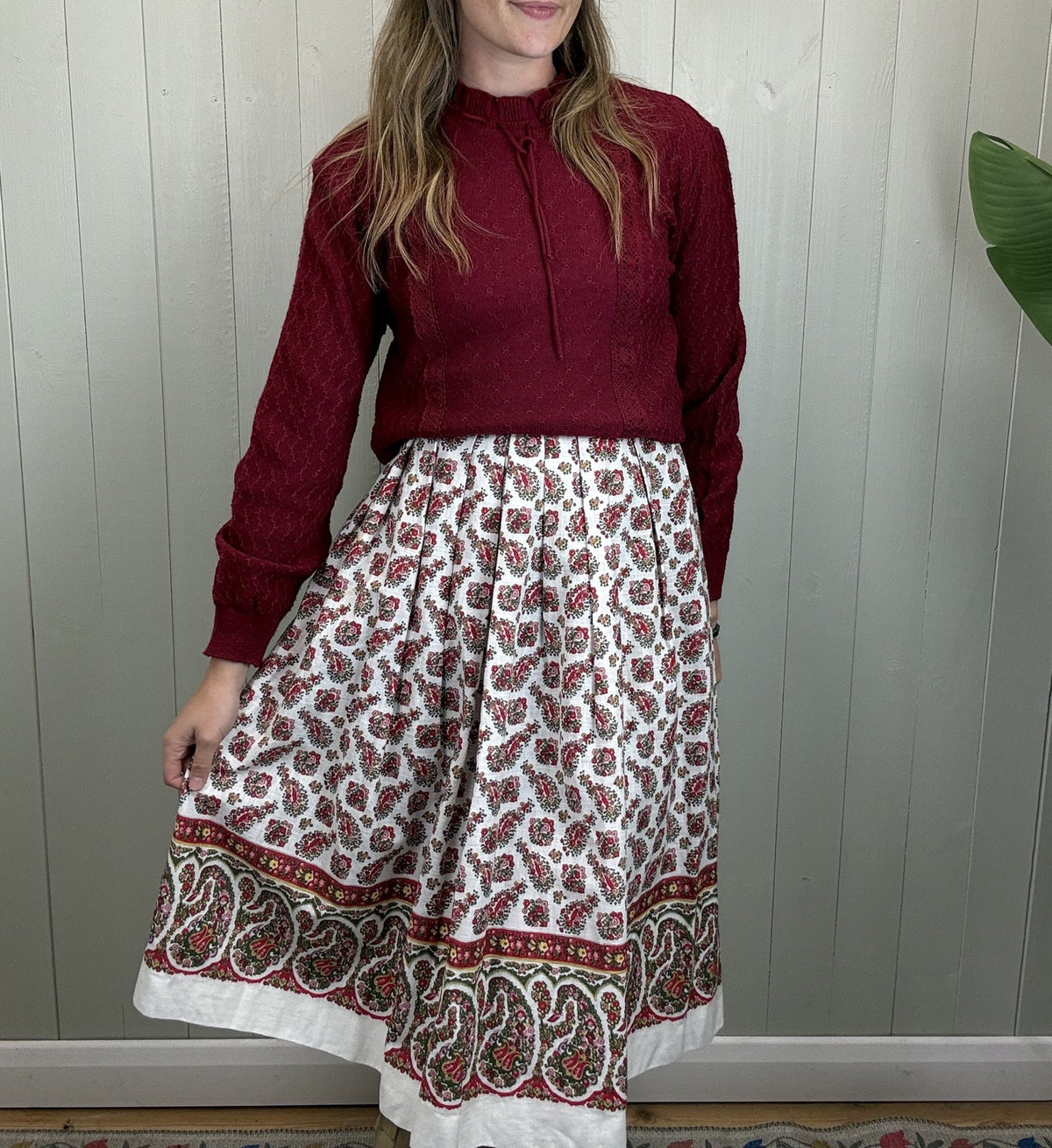 Vintage 70s Size 10-12 W30 White Folk Paisley Patterned Midi Skirt