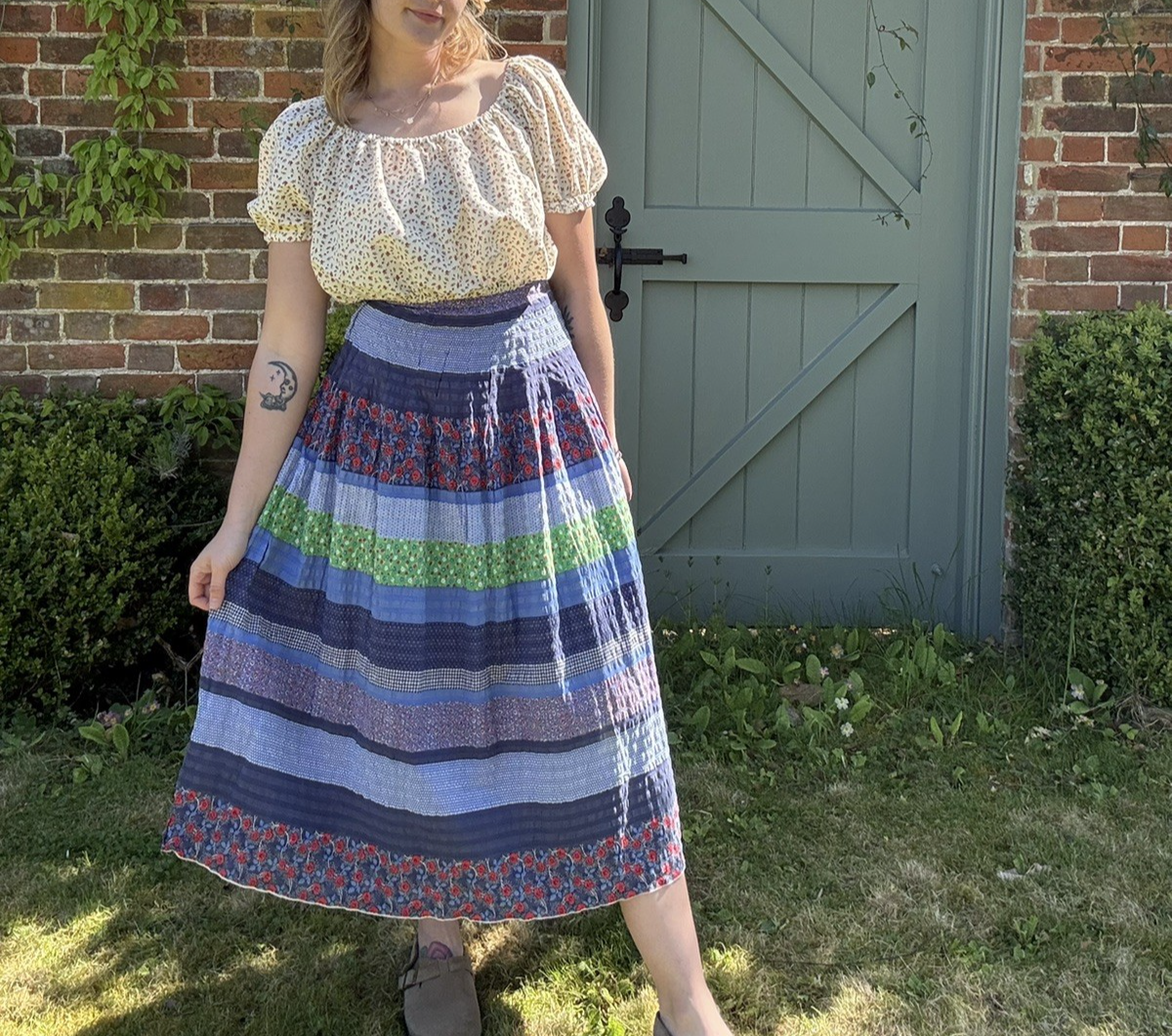 Vintage 70s Size XS 6 W25 Blue Ditsy Floral Tiered Prairie Midi Skirt