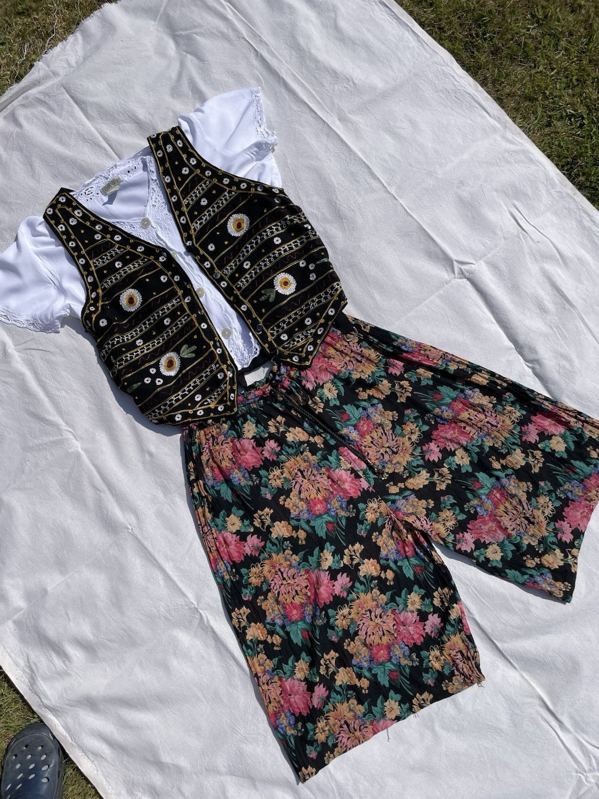 Vintage Free Size 8-14 Black Gypsy Floral Chambray Knee Length Shorts