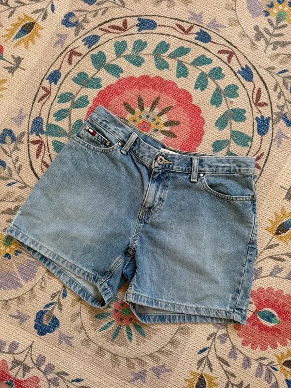 Vintage size XS 6-8 mid-low waist Tommy Hilfiger boyfriend denim shorts