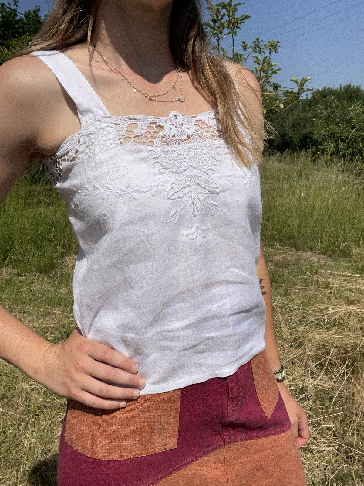 Vintage Size 6 White Peasant Folk Embroidered Linen Vest Top Blouse