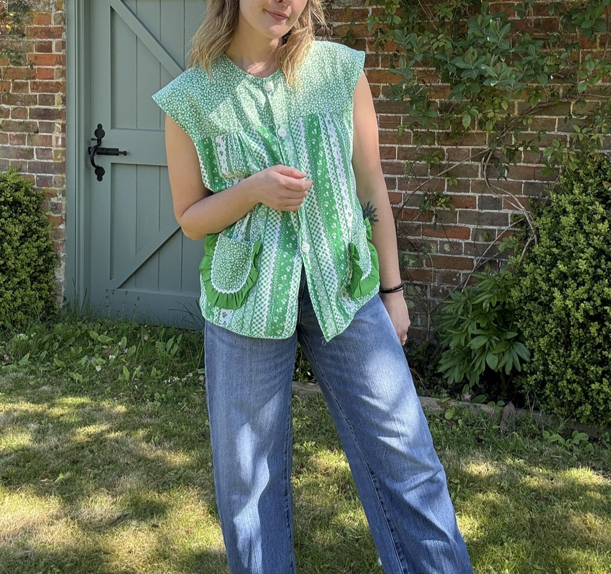 Vintage 70s Size XL 12-16 Green Ditsy Floral Frill Pocket Button Front Top
