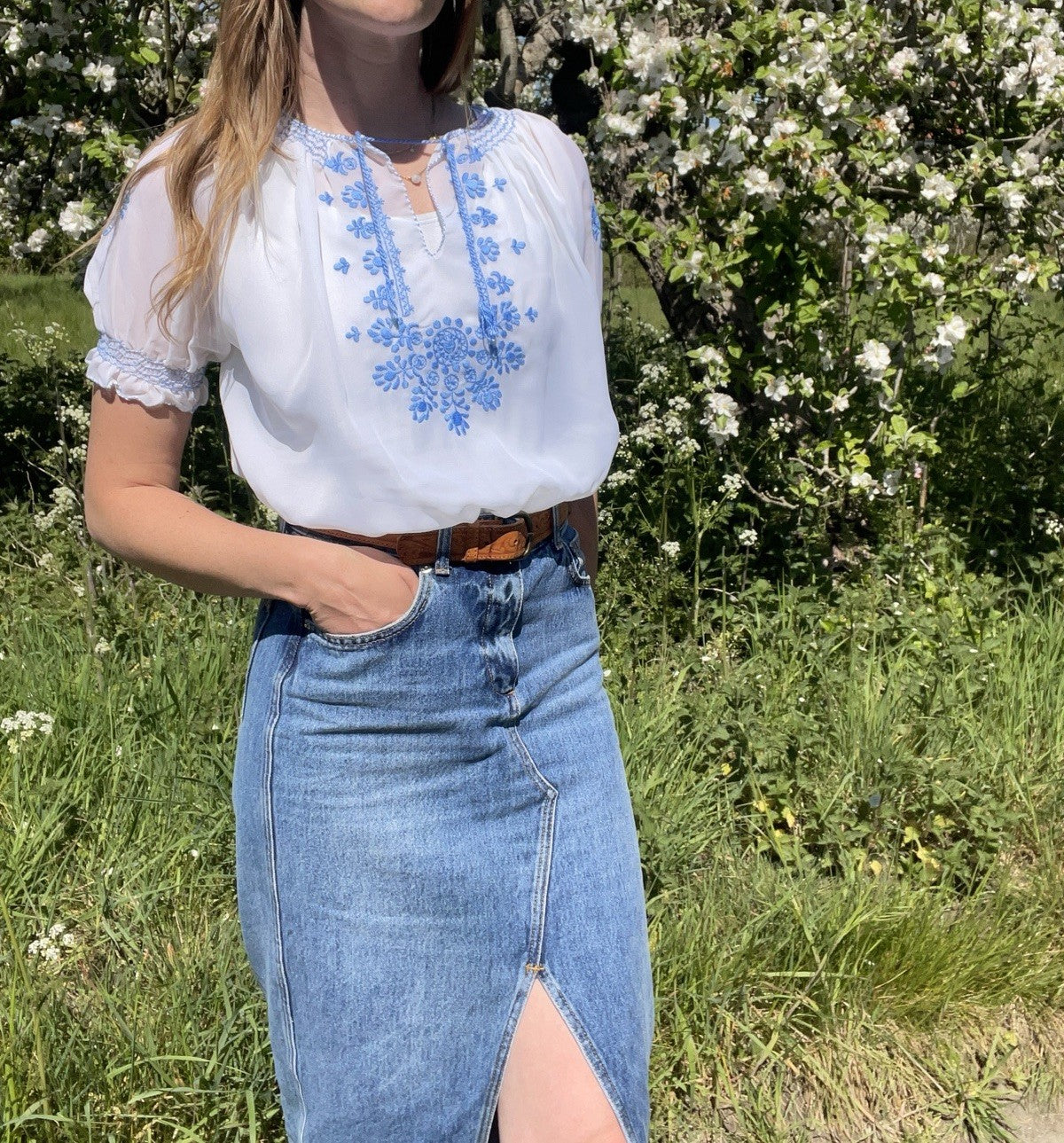 Vintage 70s Size S 6-10 White Blue Embroidered Peasant Folk Blouse