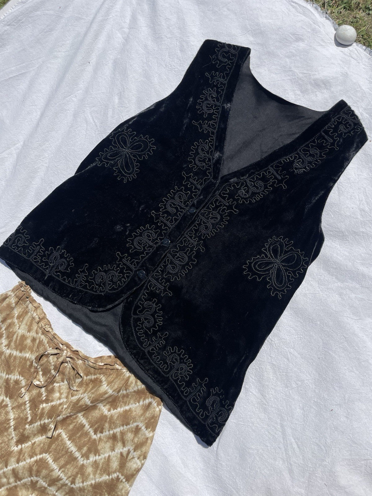 Vintage Size L 10-14 Black Embroidered Velvet Button Front Hippy Waistcoat