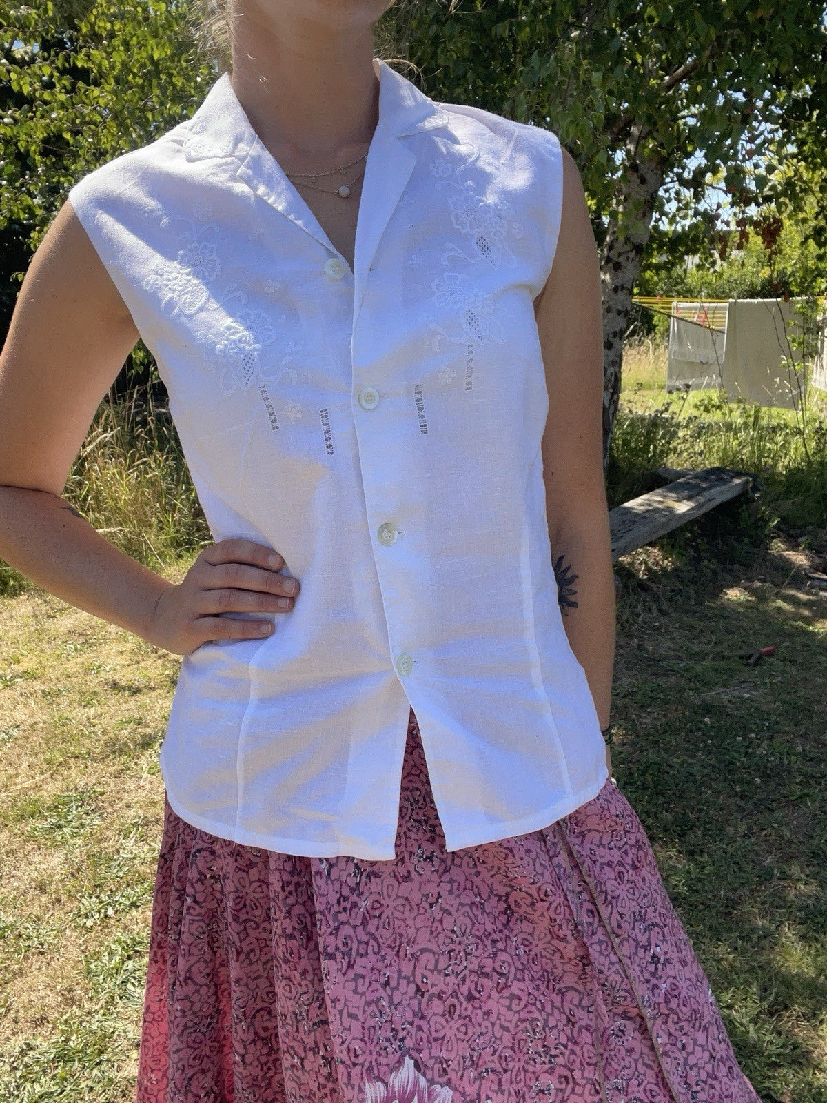 Vintage Size S 6-10 White Embroidered Sleeveless Peasant Folk Blouse ELLE