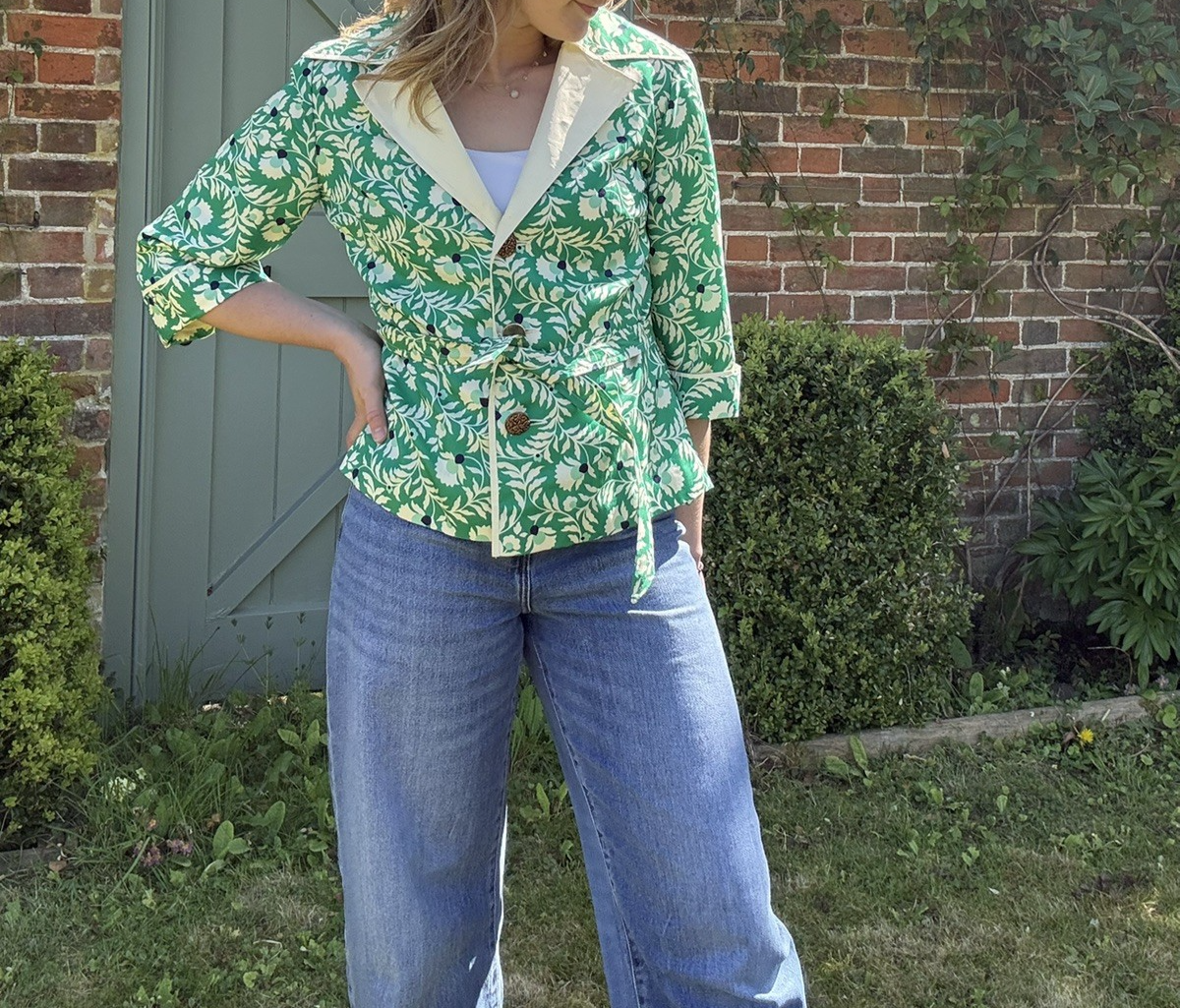 Vintage 1960s Size 6 -10 Green Floral Belted Light Jacket Harella