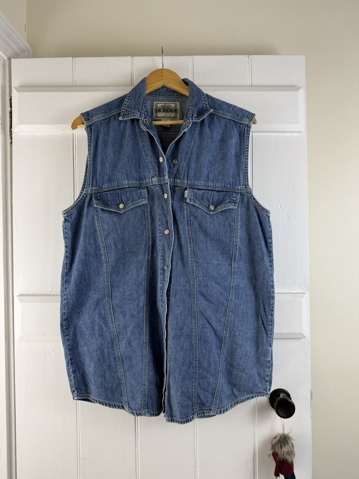 Vintage Size L 10-14 Blue Denim Sleeveless Biker Western Levi's Shirt